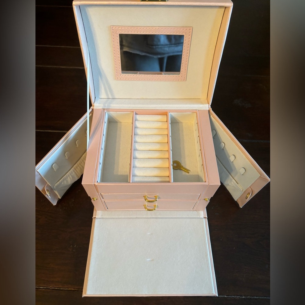 Girls like new pink jewelry box w/ key
